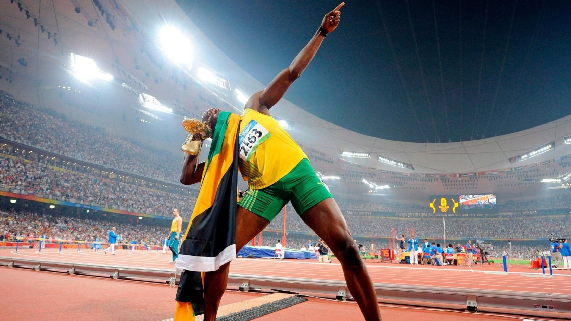 赛道上的王者,当詹姆斯在F1年度争冠战上演掘金式接管